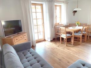 Three-Bedroom Apartment room in Weslhof