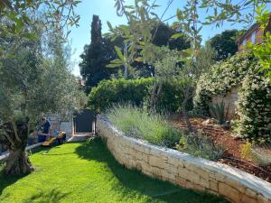 Charmantes Ferienhaus mit Pool und Garten-Villa Šterna II 