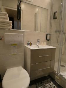 Hotels Hotel Bonne Nouvelle : Petite Chambre Double