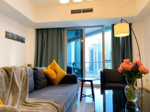 La Buena Vida Holiday Homes - Exquisite Spacious Luxe 1BR Apt , Full Marina View, Kitchen, 5 Min to Beach, JBR and Marina