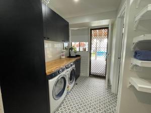 Luxe Family Retreat! Pool, Sauna, Playground, Netflix, Disney Plus
