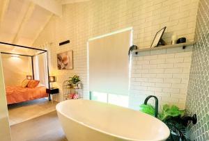 Luxe Family Retreat! Pool, Sauna, Playground, Netflix, Disney Plus