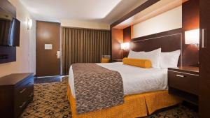 King Room with Roll-In Shower - Disability Access/Non Smoking room in Best Western Premier Executive Residency Detroit Southfield Hotel