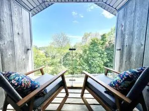 "Paddle" at Hills Meaford, Penthouse 3rd Floor Suite w Deck & Balcony - Markdale