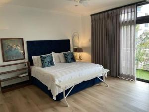 Stylish & New 4 Bedroom Point Waterfront Penthouse