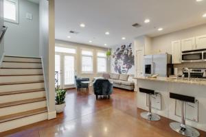 West End Townhome with 2 En-Suites and Free Private Parking