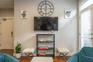 West End Townhome with 2 En-Suites and Free Private Parking