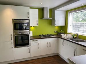 Modern 3-Bedroom villa, 3 Parking Spaces, WiFi