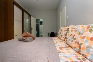 Quarto e sala perto da praia de Copacabana e metrô