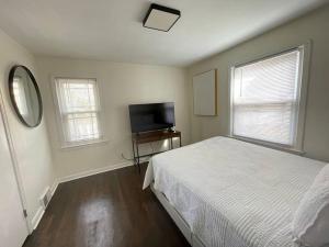 New! Cozy 4-bedroom w free parking. Dogs welcome!