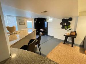 New! Cozy 4-bedroom w free parking. Dogs welcome!