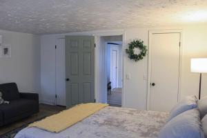New 1-bedroom Bungalow! 4 miles to CLE