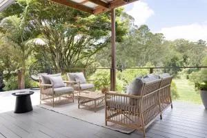 Designer Hinterland Escape with Breathtaking Views - Cooloolabin