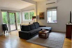 2 bedroom Art Deco Light filled Home - Carnegie