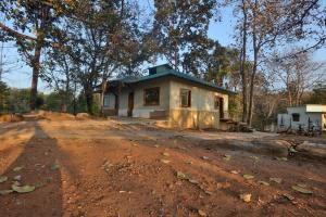 Bison Retreat - Pench