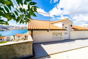Reful Top modern facility with large terrace or balcony 