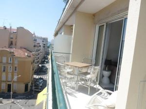 Two bedroom apartment next to the Croisette in Cannes a short walk to the Palais des Festivals - 1961
