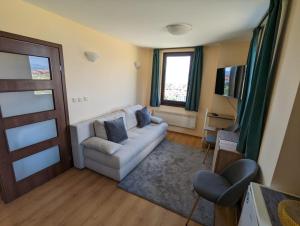Stylish 2BD Apartment with Panoramic Mountain View