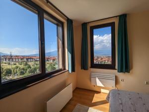 Stylish 2BD Apartment with Panoramic Mountain View