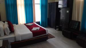 Dharamshala Hotel Mount Edge # Hotels Best Prices Guaranteed with Deals-Free Parking-cricket stadium 10 km-Mcleodganj 2 km- Bhagsunag 4