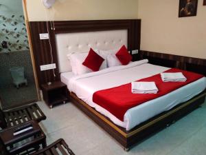 Dharamshala Hotel Mount Edge # Hotels Best Prices Guaranteed with Deals-Free Parking-cricket stadium 10 km-Mcleodganj 2 km- Bhagsunag 4