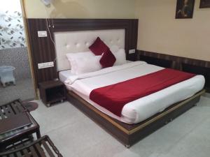 Dharamshala Hotel Mount Edge # Hotels Best Prices Guaranteed with Deals-Free Parking-cricket stadium 10 km-Mcleodganj 2 km- Bhagsunag 4