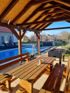 Olive Tree House with Jacuzzi, WiFi and 40m2 pool