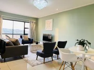 Cozy Self Catering Apartment with Golf Course Views, Jackal Creek Golf Estate - Honeydew