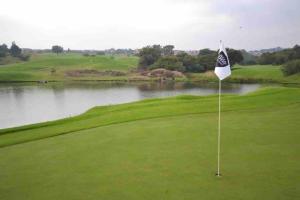 Cozy Self Catering Apartment with Golf Course Views, Jackal Creek Golf Estate