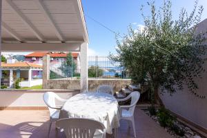 Apartment with Terrace room in Crnekovic Zarok