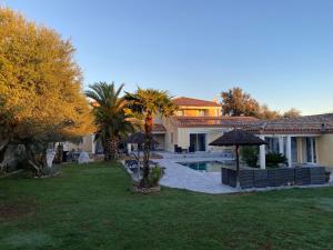 Villas Villa climatisee avec piscine, jardin paysage entierement clos et terrain de petanque : photos des chambres