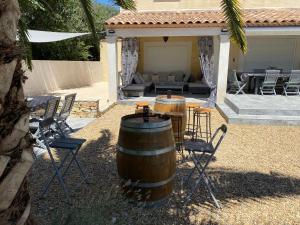 Villas Villa climatisee avec piscine, jardin paysage entierement clos et terrain de petanque : photos des chambres