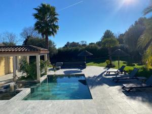 Villas Villa climatisee avec piscine, jardin paysage entierement clos et terrain de petanque : Villa