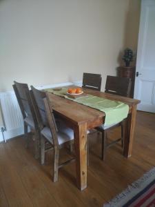 Exceptional guest rated 1 bedroom Kensington apartment with Super Wifi