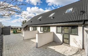 2 Bedroom Cozy Apartment In Blokhus