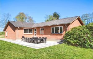 Five-Bedroom Holiday Home In Kibak