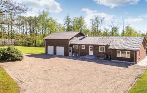 Five-Bedroom Holiday Home In Kibak