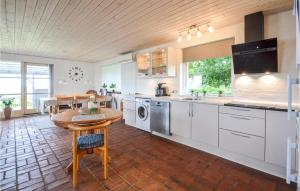 Cozy Home In Vinderup With Wifi