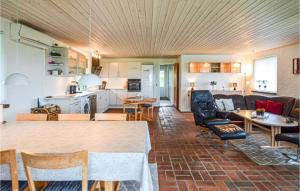 Cozy Home In Vinderup With Wifi