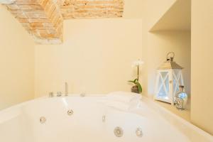 Romantic Escape city centre with Jacuzzi & Parking by RentComo