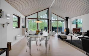 Three-Bedroom Holiday Home In Albak