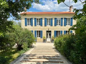 Maisons de vacances Magnifique maison en pierre avec belle piscine : Maison 5 Chambres