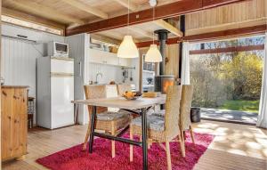 2 Bedroom Cozy Home In Dronningmølle