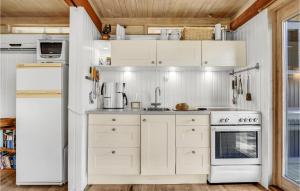 2 Bedroom Cozy Home In Dronningmølle
