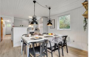 Beautiful Home In Ringkøbing With Wifi