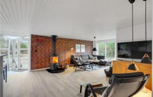 Beautiful Home In Ringkøbing With Wifi