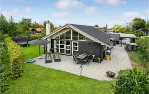 Beautiful Home In Børkop With Kitchen - Egeskov