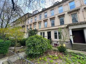 3-Bed Bonny Flat - West End City Centre