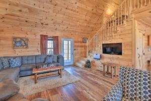 obrázek - Quiet and Secluded Berea Cabin on 70-Acre Farm!