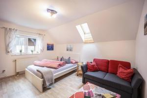 Ferienwohnung im Grünen, 10 km RV, 30 km Bodensee, Küche Bad Balkon